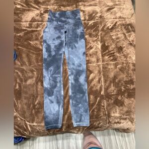 Woman’s size 2 Lululemon Blue-grey diamond dyes Leggings with pockets